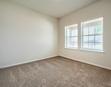 3905 Jasper Lane - Photo Thumbnail 5