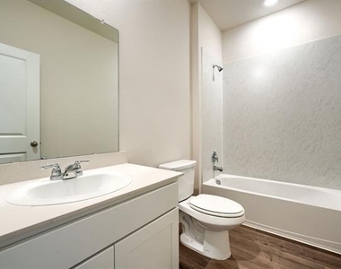 3905 Jasper Lane - Photo Thumbnail 4