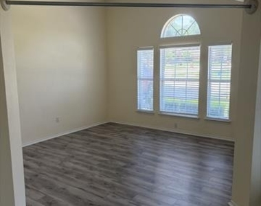 1612 Cedar Elm Drive - Photo Thumbnail 3
