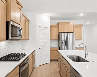 2020 Stonebrook Street - Photo Thumbnail 8