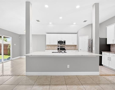 925 Cedar Creek Drive - Photo Thumbnail 7