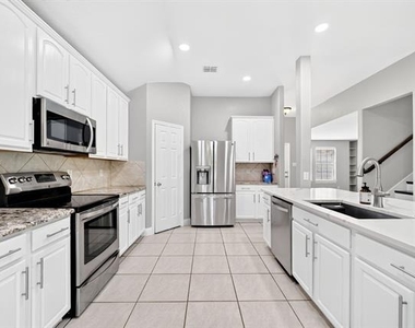 925 Cedar Creek Drive - Photo Thumbnail 9