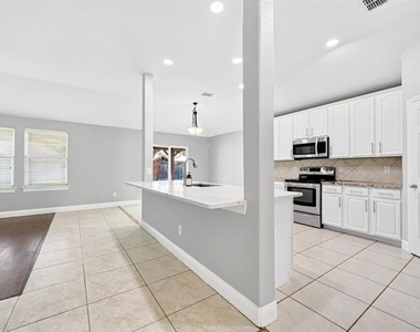 925 Cedar Creek Drive - Photo Thumbnail 8