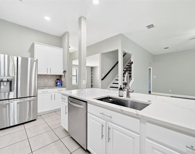 925 Cedar Creek Drive - Photo Thumbnail 10