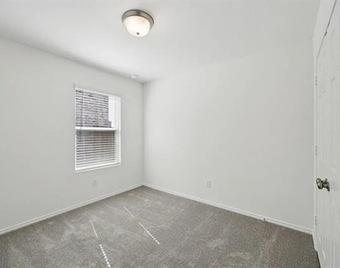 1135 Loch Way - Photo Thumbnail 10