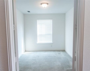 1000 Hoxton Road - Photo Thumbnail 18