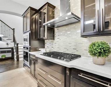 724 Orleans Drive - Photo Thumbnail 6