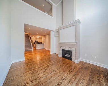 3333 Darcy Street - Photo Thumbnail 2