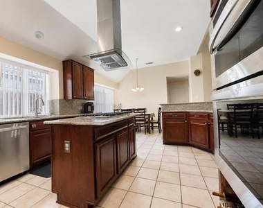 1405 Meadow Drive - Photo Thumbnail 8