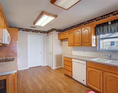 4804 Edgewater Drive - Photo Thumbnail 7