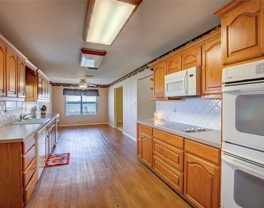 4804 Edgewater Drive - Photo Thumbnail 8