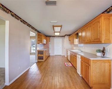 4804 Edgewater Drive - Photo Thumbnail 9
