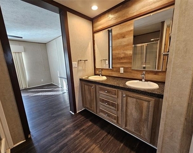 3434 Laguna Drive - Photo Thumbnail 12