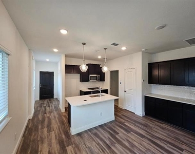 202 Griffith Drive - Photo Thumbnail 2