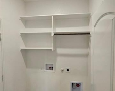 202 Griffith Drive - Photo Thumbnail 5