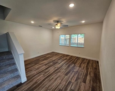 202 Griffith Drive - Photo Thumbnail 4