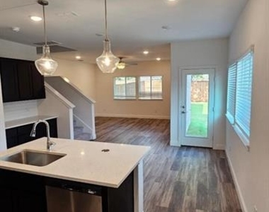 202 Griffith Drive - Photo Thumbnail 3