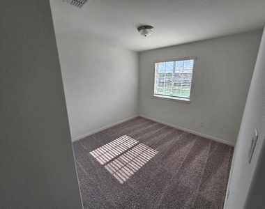 202 Griffith Drive - Photo Thumbnail 13