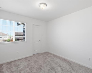 202 Griffith Drive - Photo Thumbnail 20