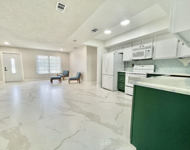 5630 Hollywood Boulevard - Photo Thumbnail 18