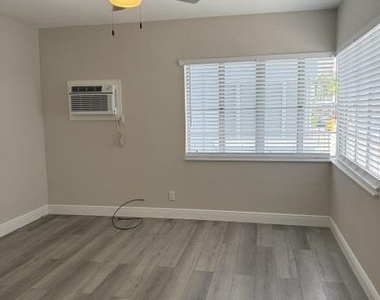 112 Lake Avenue - Photo Thumbnail 2