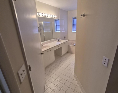 7306 Nw 1st Manor Nw - Photo Thumbnail 16