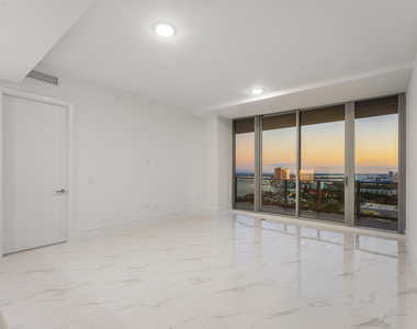 220 Lake Shore Drive - Photo Thumbnail 10