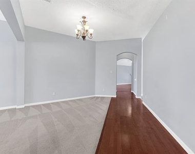 11201 Creekwood Drive - Photo Thumbnail 4