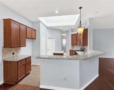 11201 Creekwood Drive - Photo Thumbnail 10