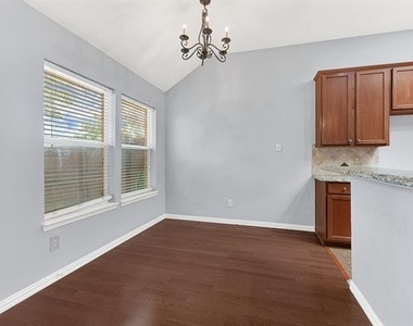 11201 Creekwood Drive - Photo Thumbnail 7