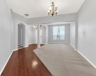 11201 Creekwood Drive - Photo Thumbnail 5