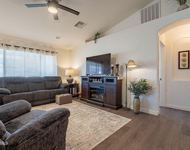 960 W Inca Drive - Photo Thumbnail 4
