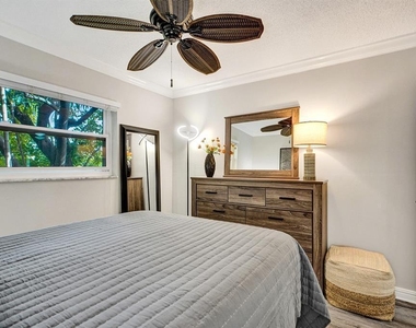 1125 Ne 16th Place - Photo Thumbnail 10