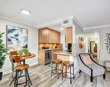 1125 Ne 16th Place - Photo Thumbnail 2