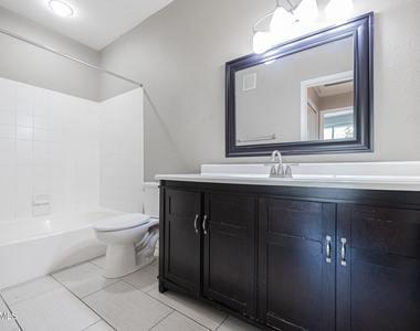 2929 W Yorkshire Drive - Photo Thumbnail 9