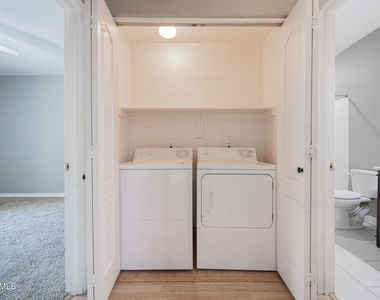2929 W Yorkshire Drive - Photo Thumbnail 15