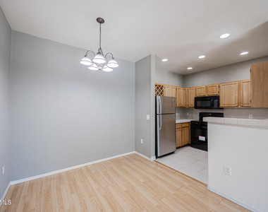 2929 W Yorkshire Drive - Photo Thumbnail 5