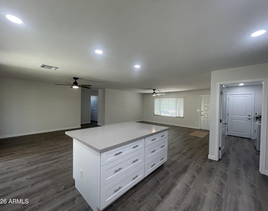 2920 E Michelle Drive - Photo Thumbnail 9