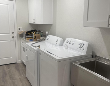 2920 E Michelle Drive - Photo Thumbnail 3