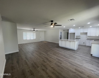 2920 E Michelle Drive - Photo Thumbnail 6