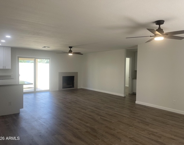 2920 E Michelle Drive - Photo Thumbnail 4