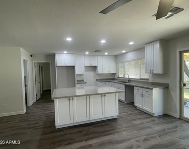 2920 E Michelle Drive - Photo Thumbnail 8
