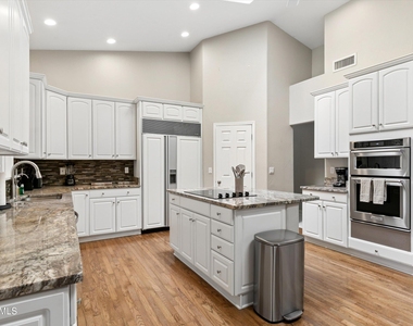 8611 W Foothill Drive - Photo Thumbnail 18