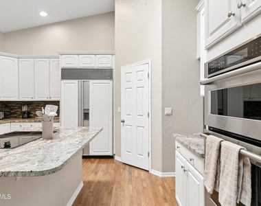 8611 W Foothill Drive - Photo Thumbnail 20