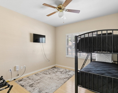 8611 W Foothill Drive - Photo Thumbnail 38