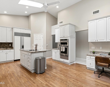 8611 W Foothill Drive - Photo Thumbnail 17