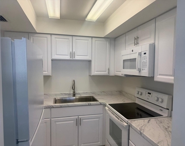 402 Lake Shore Drive - Photo Thumbnail 4