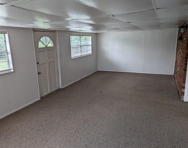 4205 N Nicklas Avenue - Photo Thumbnail 6