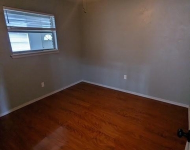 4205 N Nicklas Avenue - Photo Thumbnail 11