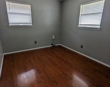 4205 N Nicklas Avenue - Photo Thumbnail 12